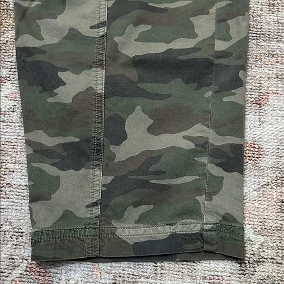 Woman’s AEO Army Camo Barrel Leg Cargo Pants - Picture 4 of 9